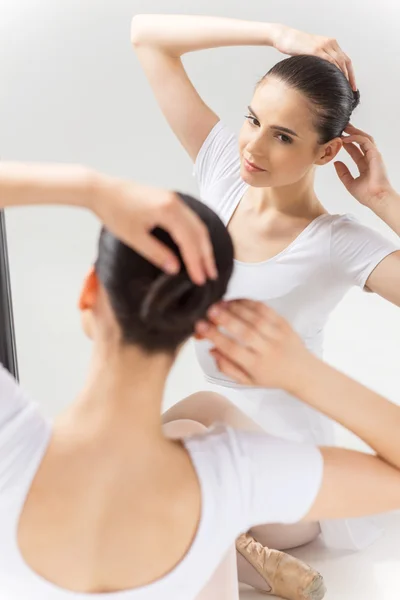 Ballerina richtet ihre Haare gegen Spiegel — Stockfoto