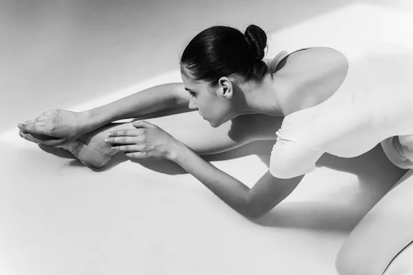 Балерина делает упражнения на растяжку — стоковое фото