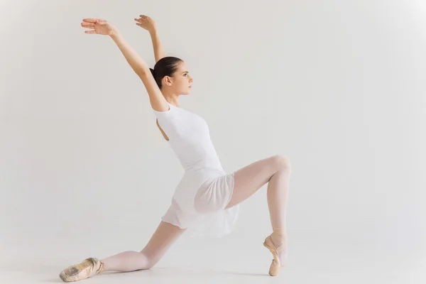 Baletka v bílém tutu tanec — Stock fotografie
