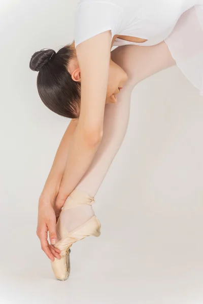Baletka dělá protahovací cvičení — Stock fotografie