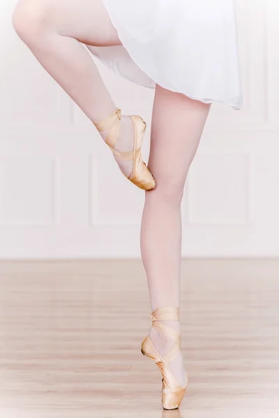 Балерина ноги в тапочках — стоковое фото