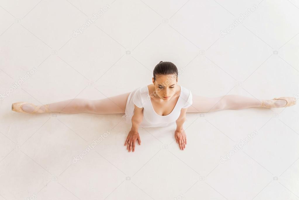 Ballerina doing splits.