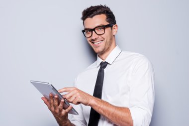 Dijital tablet ile işadamı.