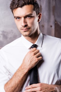 adam resmi kıyafeti onun boyun ayarlama