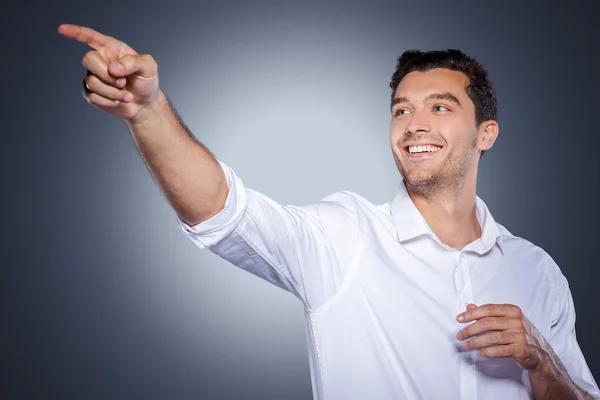 Homem de camisa branca apontando para longe — Fotografia de Stock