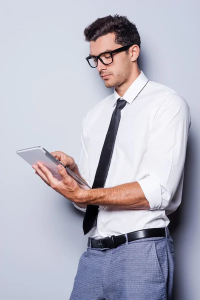 Homme en chemise et cravate travaillant sur tablette numérique — Photo