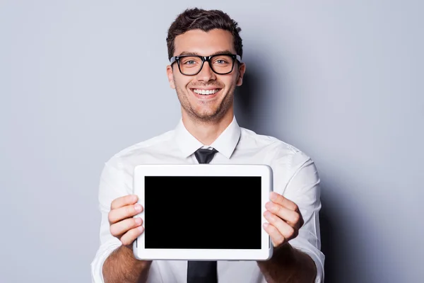 Hombre con camisa y corbata mostrando tableta digital — Foto de Stock