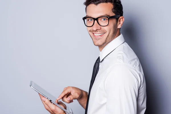 Hombre con camisa y corbata trabajando en tableta digital —  Fotos de Stock