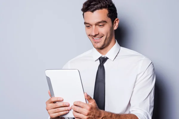 Człowiek w koszulę i krawat, patrząc na cyfrowy tablicowy — Zdjęcie stockowe