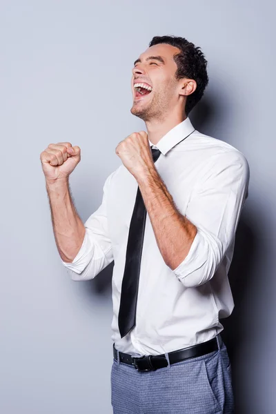 Счастливый молодой человек в рубашке и галстуке — стоковое фото
