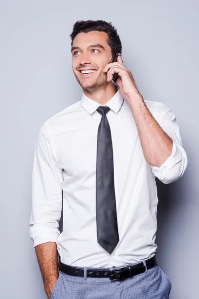 Man in shirt and tie talking on mobile phone — Stock Photo, Image