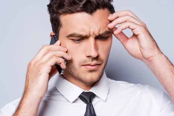 Depressief man in overhemd en stropdas praten op de mobiele telefoon — Stockfoto