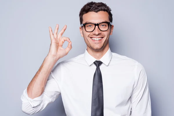 Hombre con camisa y corbata gesto OK signo —  Fotos de Stock