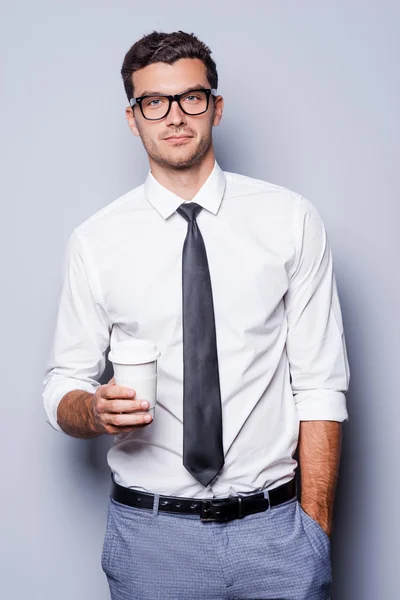 Hombre con camisa y corbata sosteniendo taza de café — Foto de Stock