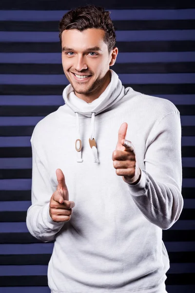 Hombre en jersey blanco señalándote — Foto de Stock