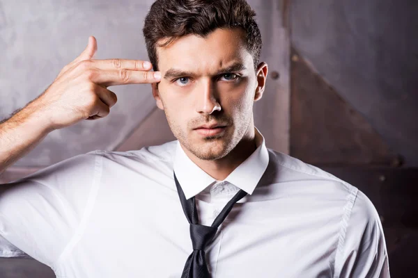 Uomo in camicia e cravatta gesticolare pistola — Foto Stock