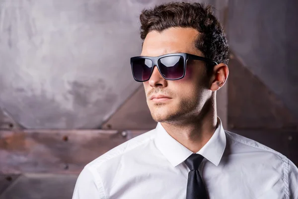 Muž v úvazy a sluneční brýle — Stock fotografie