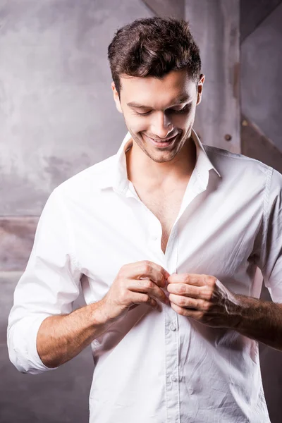 Man buttoning his white shirt — Stock Photo, Image