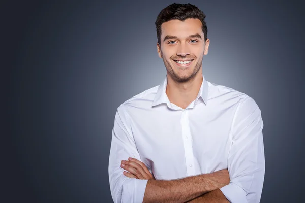 Man in white shirt keeping arms crossed — Stock Photo, Image