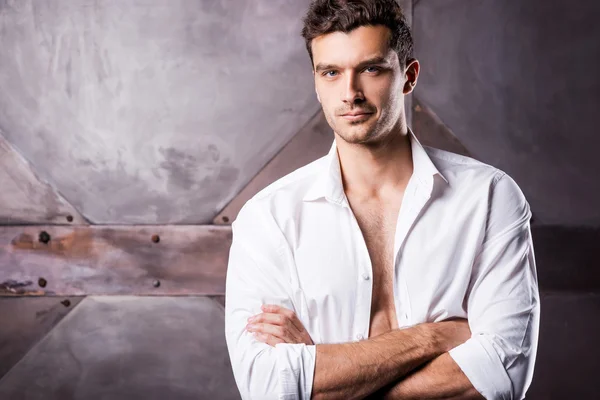 Man in unbuttoned shirt — Stock Photo, Image