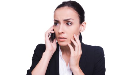 Mobil telefonda konuşurken resmi kıyafeti kadında