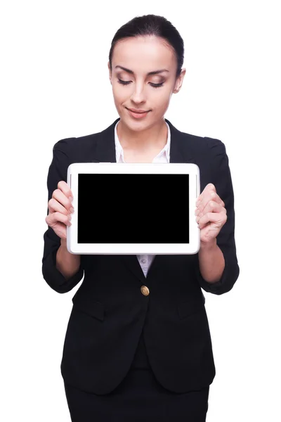 Kvinna i formalwear håller digital tablet — Stockfoto