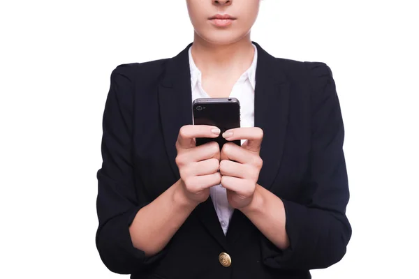 Mujer escribiendo mensaje de negocios . — Foto de Stock