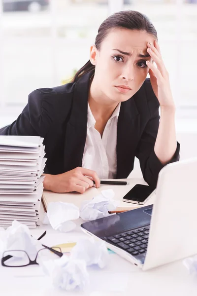 Frustrata giovane donna in abbigliamento formale — Foto Stock