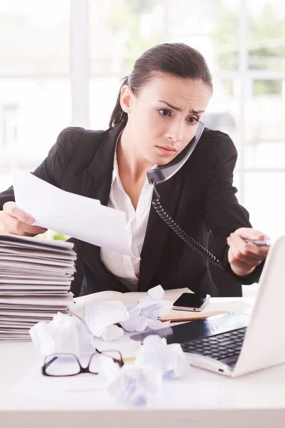 Upptagen kvinna i office — Stockfoto