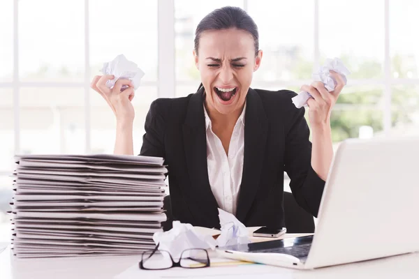 Vrouw houden papieren en schreeuwen — Stockfoto