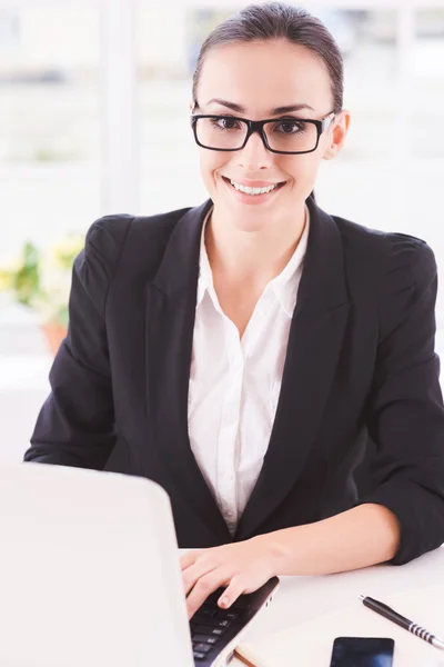 Empresária no trabalho . — Fotografia de Stock