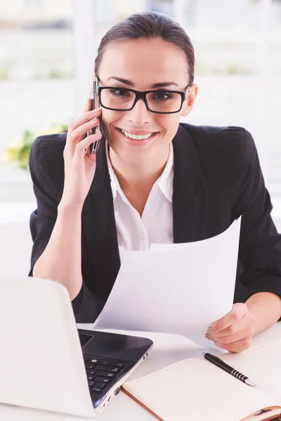 Selbstbewusste Geschäftsfrau bei der Arbeit. — Stockfoto