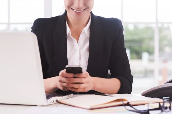 Mujer escribiendo mensaje de negocios . — Foto de Stock