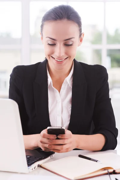 Femme d'affaires avec téléphone portable. — Photo