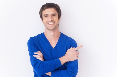 Mavi kazaklı uzağa işaret içinde adam