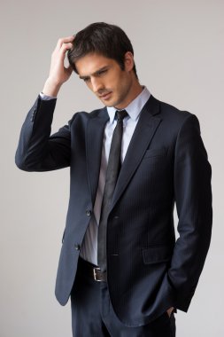 resmi kıyafeti düşünceli genç adam
