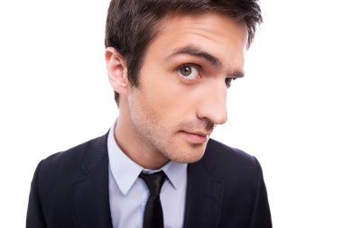 adam kameraya bakarak resmi kıyafeti