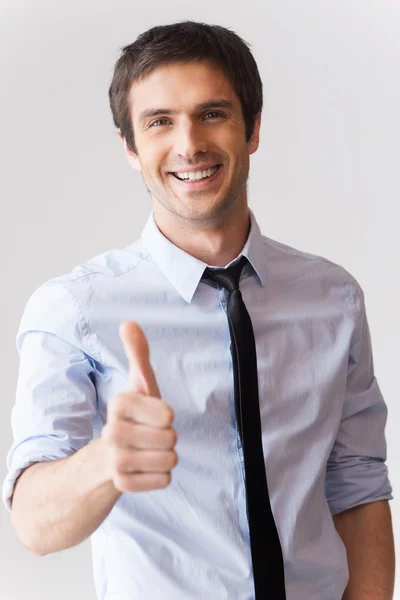 Hombre con camisa y corbata mostrando su pulgar hacia arriba — Foto de Stock