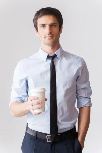 Homme en chemise et cravate tenant tasse de café — Photo