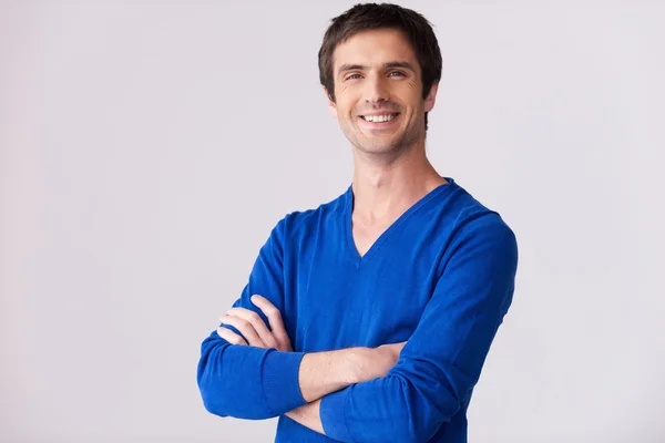Selbstbewusster und gutaussehender Mann im blauen Pullover — Stockfoto