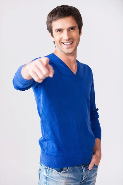 Uomo in maglione blu che ti indica — Foto Stock