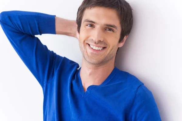 Bonito jovem em camisola azul — Fotografia de Stock