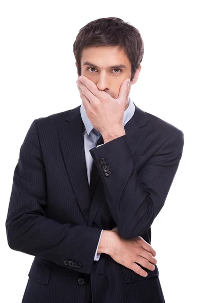 Mann in Formaldekoration bedeckt Mund mit Hand — Stockfoto