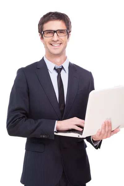 Homem em formalwear trabalhando no laptop — Fotografia de Stock