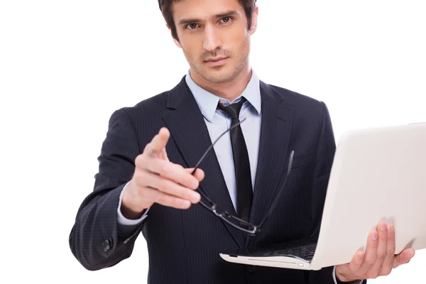 Uomo in abbigliamento formale con laptop in mano — Foto Stock