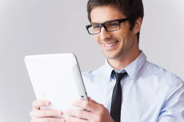 Uomo in camicia e cravatta guardando tablet digitale — Foto Stock