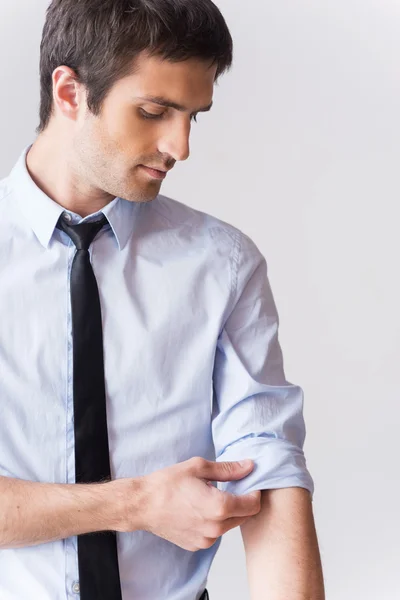 Man in overhemd en stropdas zijn mouw aan te passen — Stockfoto