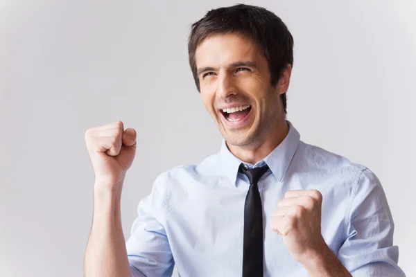 Jovem feliz de camisa e gravata — Fotografia de Stock