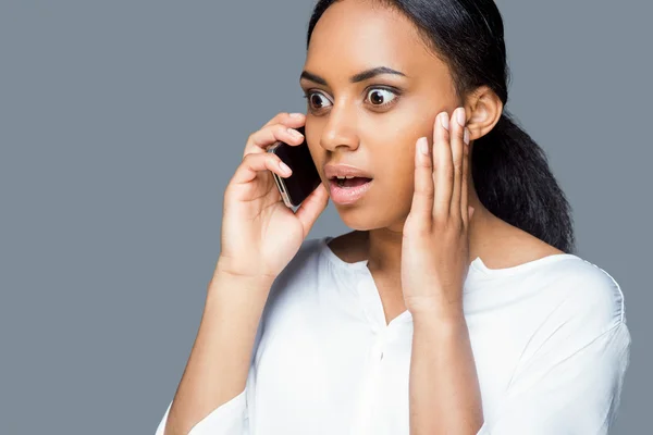 Africano mulher falando no telefone móvel — Fotografia de Stock