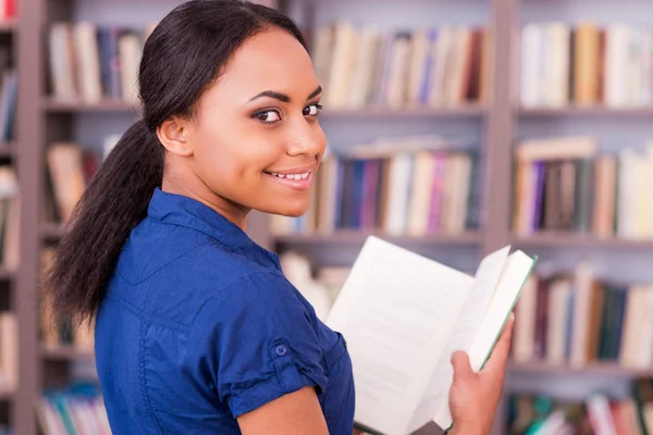 Afrikanska kvinnlig student håller en bok — Stockfoto